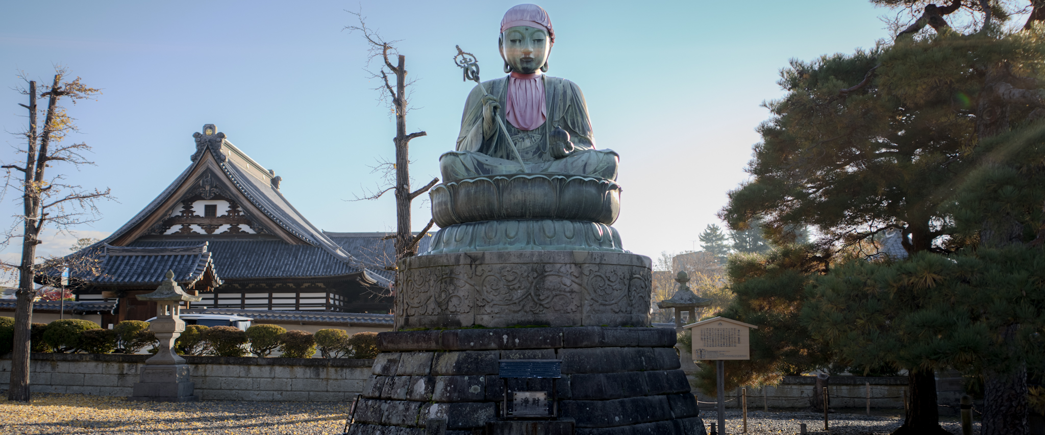 Anamorphic photo of a statue at the Zenkoji temple, Nagano.